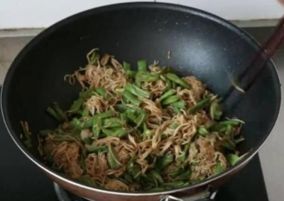 掛麵不要水煮，這種做法，5分鍾出鍋，老人和小孩都喜歡吃！