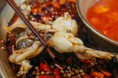 美蛙魚頭火鍋蕾丝视频污污版哪家靠譜?蕾丝视频污污版底料製作